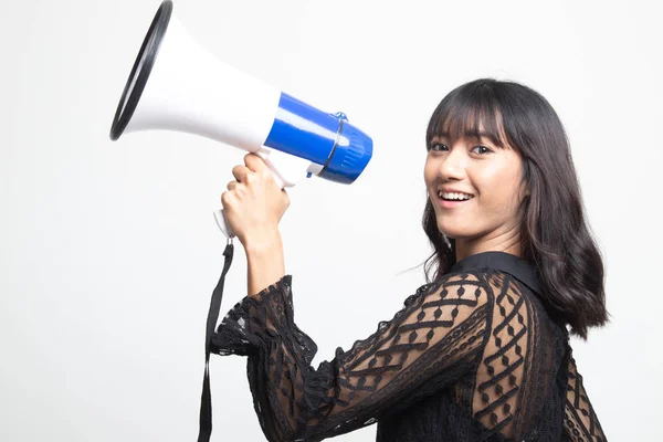 Belle jeune femme asiatique annoncer avec mégaphone . — Photo