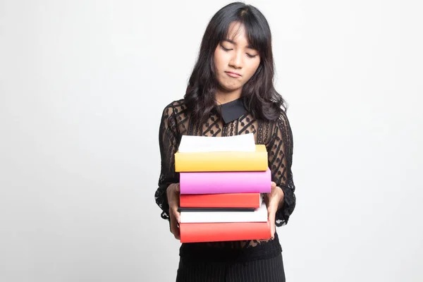 Niezadowolony, że młoda kobieta azjatyckich studiuje może książek. — Zdjęcie stockowe