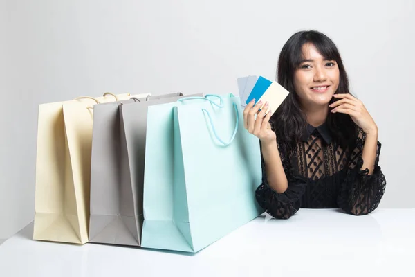 Young Asian woman with shopping bag and blank card. — Stock Photo, Image