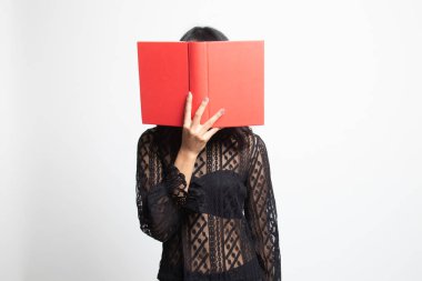 Bir kitapla genç Asyalı kadın kapak yüzü.