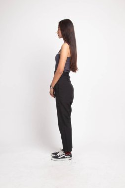 Güzel genç Asyalı kadın tam vücut yan görünüm.