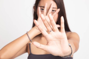 Genç Asyalı kadın yüzünü gizlemek.