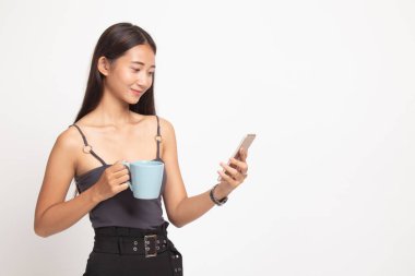 Genç Asyalı kadın ile cep telefonu ve kahve fincanı.