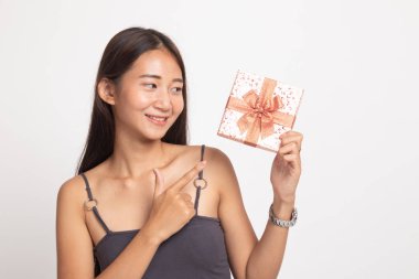 Genç Asyalı kadın ile bir hediye kutusu.