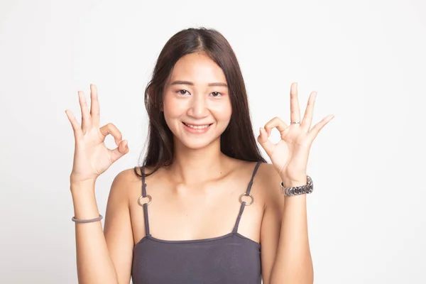 Asiatico donna spettacolo doppio ok mano segno e sorriso . — Foto Stock