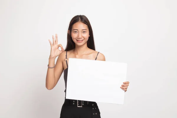 Mladá asijská žena show Ok s bílým prázdný znak. — Stock fotografie