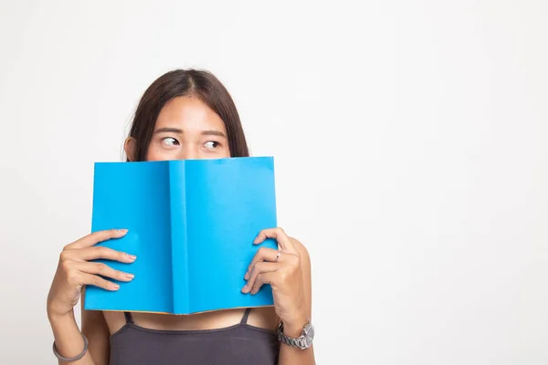 Młoda kobieta azjatyckich z książką pokrycie jej twarz. — Zdjęcie stockowe