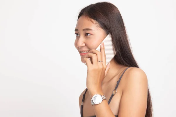 휴대 전화로 이야기 하는 젊은 아시아 여자. — 스톡 사진