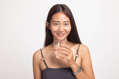 Genç Asyalı kadın ile içme suyu bir bardak.