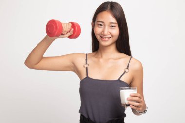 Bir bardak süt ve halter içme sağlıklı Asyalı kadın.