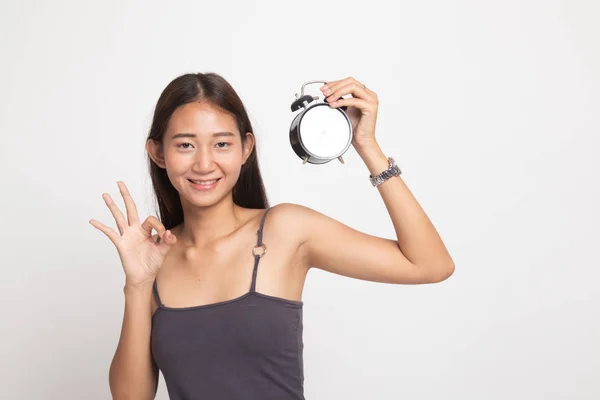 Giovane asiatico donna spettacolo OK con un orologio . — Foto Stock