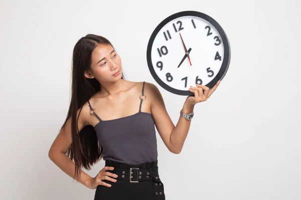 Jovem mulher asiática com um relógio. — Fotografia de Stock