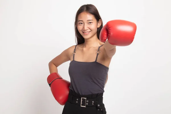 Jonge Aziatische vrouw met rode bokshandschoenen. — Stockfoto