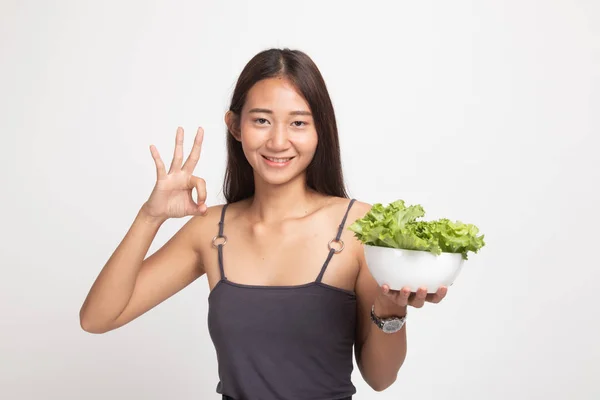 Friska asiatisk kvinna show Ok med sallad. — Stockfoto