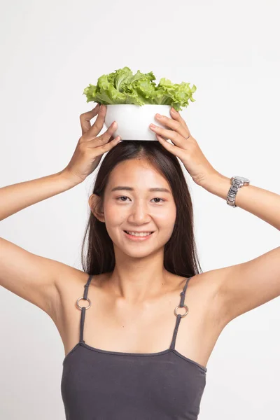 Gezonde Aziatische vrouw met salade. — Stockfoto