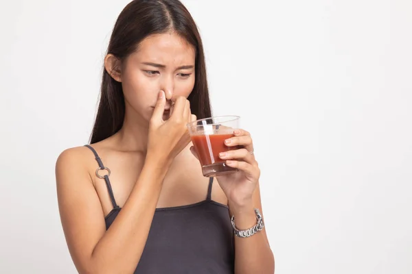 Jovem mulher asiática odeia suco de tomate . — Fotografia de Stock