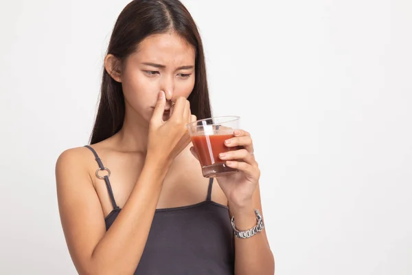 Young Asian woman hate tomato juice. — Stock Photo, Image