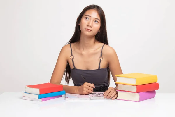 Giovane donna asiatica leggere un libro con libri sul tavolo . — Foto Stock