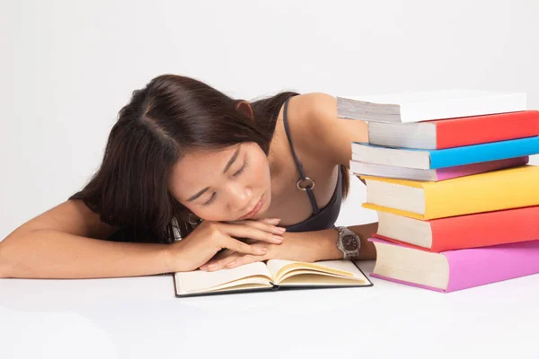 Agotado joven asiática dormir con libros en la mesa . — Foto de Stock