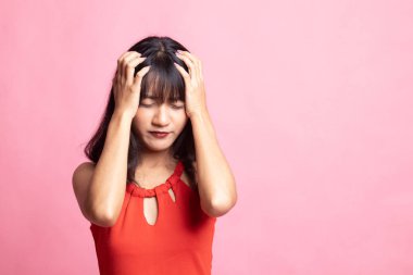 Genç Asyalı kadın hasta ve baş ağrısı var.