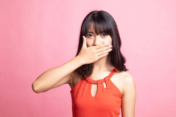 Junge asiatische Frau schließt ihren Mund mit der Hand. — Stockfoto