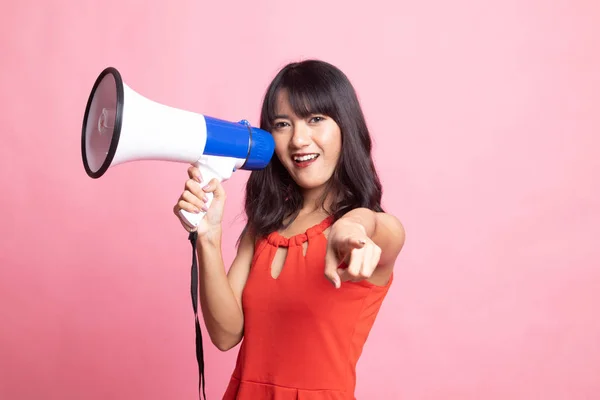 Mooie jonge Aziatische vrouw kondigen met megafoon. — Stockfoto