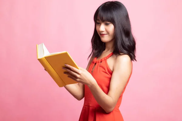 Młoda kobieta azjatyckich czytać książki. — Zdjęcie stockowe