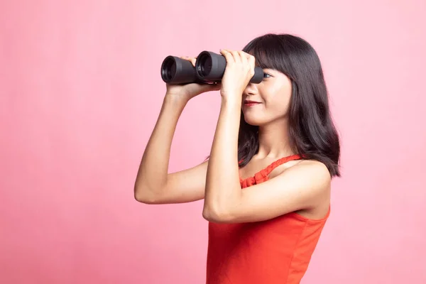 Giovane donna asiatica con binocolo . — Foto Stock