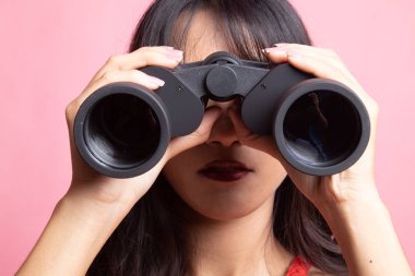 Dürbün ile genç Asyalı kadın.