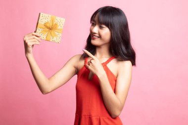 Genç Asyalı kadın ile bir hediye kutusu.