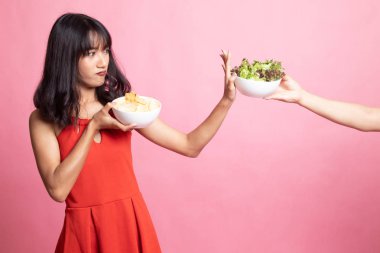 Patates cipsi ile genç Asyalı kadın demek Hayır salata.