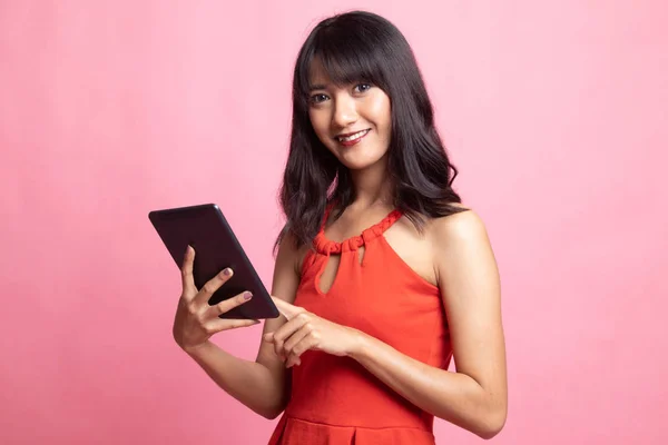 Joven mujer asiática con una tableta de ordenador . —  Fotos de Stock