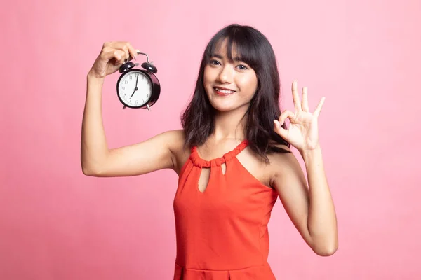 Fiatal ázsiai nő show rendben van-val egy óra. — Stock Fotó
