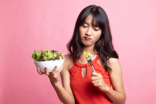 Asiatin hasst Salat. — Stockfoto