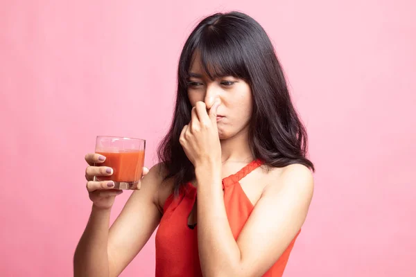 Jovem mulher asiática odeia suco de tomate . — Fotografia de Stock