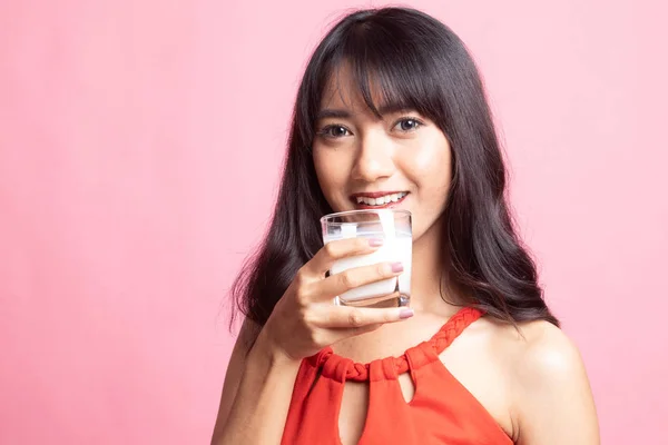 健康的なアジアの女性のミルクのガラスを飲む. — ストック写真