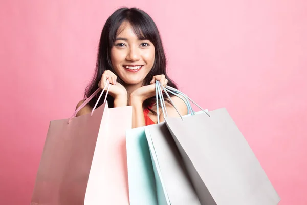 Mooie jonge Aziatische vrouw met shopping tassen. — Stockfoto