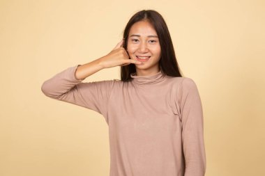 Genç Asyalı kadın gösterisi ile telefon jest.