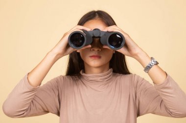 Dürbün ile genç Asyalı kadın.