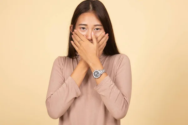 Hermosa joven asiática mujer cerrar su boca . —  Fotos de Stock