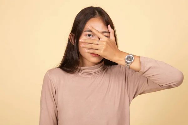Hermosa joven asiática mujer mirando a través de los dedos. —  Fotos de Stock
