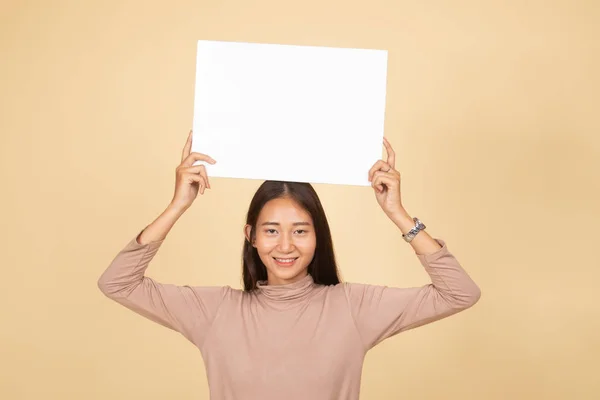 Joven mujer asiática con blanco signo en blanco . —  Fotos de Stock