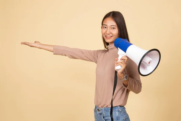 美丽的年轻亚洲女子宣布与扩音器. — 图库照片