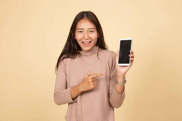 Jovem mulher asiática excitada apontar para o telefone móvel . — Fotografia de Stock