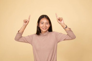 Genç Asyalı kadın noktası boş yer için.