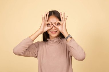 Asyalı kadın yapmak komik Çift Ok işareti olarak gözlük.