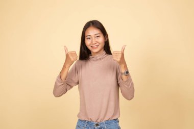 Genç Asyalı kadın göstermek iki başparmak yukarıya.