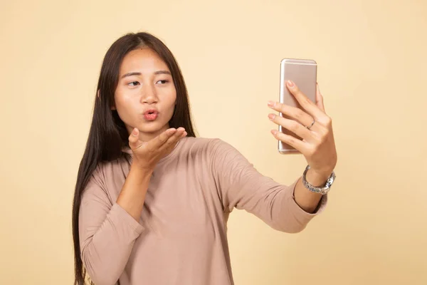 Mladá asijská žena s mobilním telefonem. — Stock fotografie