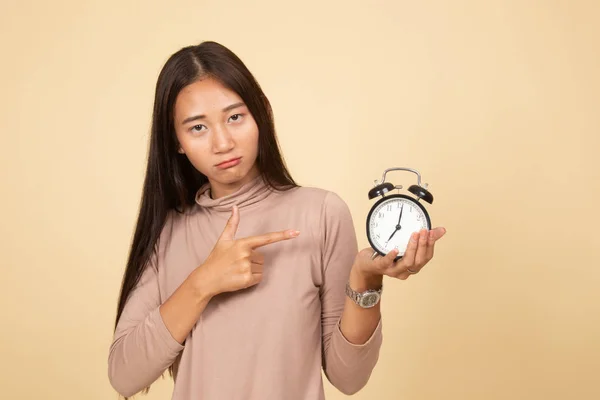 Rozhněvaný mladý asijské ženy bod do hodiny. — Stock fotografie