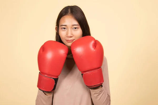 Joven mujer asiática con guantes de boxeo rojos . —  Fotos de Stock